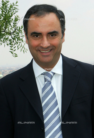 AAE-S-000099-4327 - Sandro Piccinini, a sports journalist from Mediaset, poses for a photo on the occasion of the presentation of the Mediaset programs for the Campion Leauge final between Milan and Liverpool - Date of photography: 18/05/2007 - MATTEO BAZZI / © ANSA / Alinari Archives