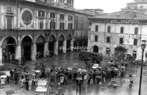 AAE-S-2228AD-1267 - Strage di piazza della Loggia a Brescia: veduta della piazza dopo l'attentato - Data dello scatto: 28/05/1974 - © ANSA / Archivi Alinari