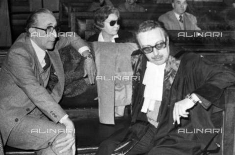 AAE-S-2757A0-D4A0 - The Peteano massacre trial: Bruno Pascoli, Public Prosecutor of Gorizia, with his lawyer awaiting the sentence of the Court of Venice on 19 March 1979 - Date of photography: 19/03/1979 - Oldpix / © ANSA / Alinari Archives