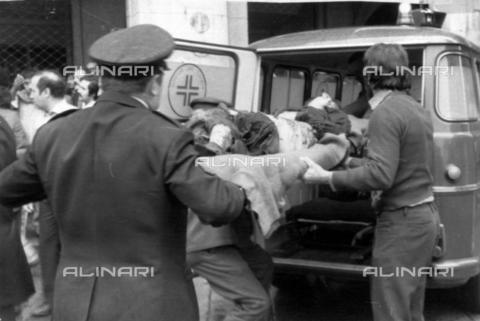 AAE-S-31B599-6AA9 - Strage di piazza della Loggia a Brescia: il trasporto di un ferito - Data dello scatto: 28/05/1974 - © ANSA / Archivi Alinari