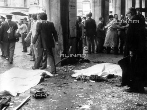 AAE-S-829906-3F4B - Strage di piazza della Loggia a Brescia: le vittime dell'attentato coperte da lenzuoli - Data dello scatto: 28/05/1974 - © ANSA / Archivi Alinari