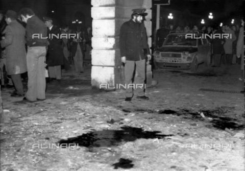 AAE-S-8561CB-E2AE - Strage di piazza della Loggia a Brescia: la scena dopo l'attentato - Data dello scatto: 28/05/1974 - © ANSA / Archivi Alinari