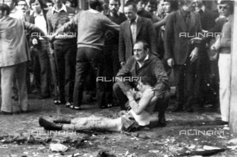 AAE-S-A19B92-271D - Strage di piazza della Loggia a Brescia: un operaio soccorre un ferito dell'attentato - Data dello scatto: 28/05/1974 - © ANSA / Archivi Alinari