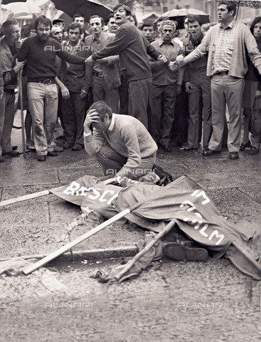 AAE-S-ALE103-5375 - Strage di piazza della Loggia a Brescia: una vittima dell'attentato coperta da uno striscione - Data dello scatto: 28/05/1974 - © ANSA / Archivi Alinari