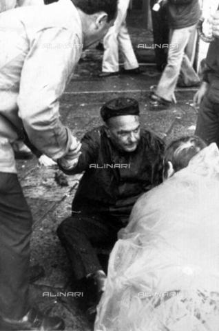 AAE-S-FE4FB4-8016 - Strage di piazza della Loggia a Brescia: un ferito dell'attentato - Data dello scatto: 28/05/1974 - © ANSA / Archivi Alinari