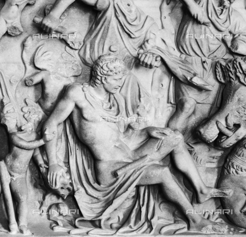 ACA-S-048222-0001 - Particolare del fronte di sarcofago raffigurante il mito di Adone, Palazzo Ducale, Mantova - Data dello scatto: 1939 - Archivi Alinari, Firenze