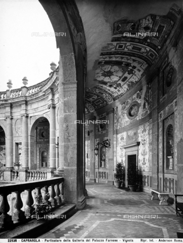 ADA-F-022938-0000 - Particolare della loggia del cortile di Palazzo Farnese a Caprarola - Data dello scatto: ante 1927 - Archivi Alinari, Firenze
