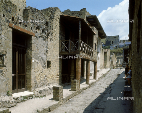 AGC-F-000239-0000 - Cardines V in Herculaneium. In the foreground a house with a balcony supported by three brick columns - Date of photography: 1989 - Reproduced with the permission of Ministero della Cultura / Alinari Archives, Florence