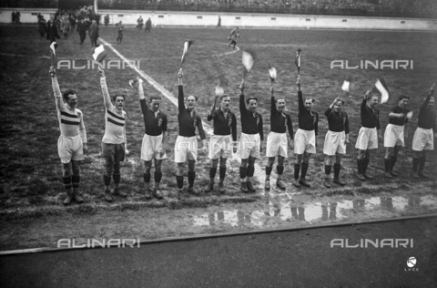 AIL-F-002471-0000 - I calciatori ungheresi alzano le bandierine tricolori prima dell'inizio della partita Italia-Ungheria allo stadio Nazionale (Stadio del Partito Nazionale Fascista); lo stadio è stato demolito nel 1957 - Data dello scatto: 25/03/1928 - Istituto Luce/Gestione Archivi Alinari, Firenze
