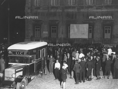 AIL-F-039055-0000 - Folla segue il film proiettato su uno schermo montato sulla facciata del Palazzo Lateranense - Data dello scatto: 25/06/1932 - Istituto Luce/Gestione Archivi Alinari, Firenze