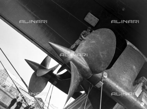 AIL-F-125611-0000 - Cerimonia del varo della real nave "Roma" a Trieste nel 1940: operaio sull'elica della nave - Data dello scatto: 09/06/1940 - Istituto Luce/Gestione Archivi Alinari, Firenze