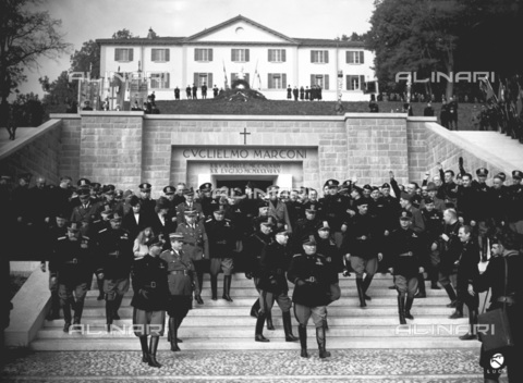 AIL-F-136404-0000 - Benito Mussolini e altre autorità fasciste durante la visita al Sacrario Marconiano a Pontecchio - Data dello scatto: 06/10/1941 - Istituto Luce/Gestione Archivi Alinari, Firenze