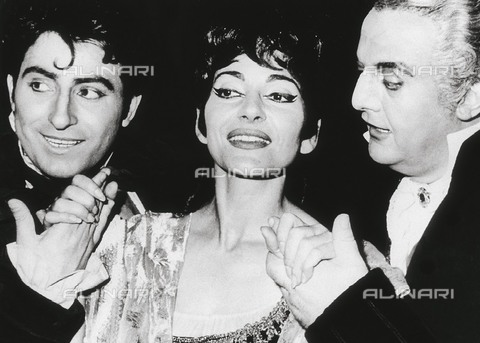 AIS-F-AQL933-0000 - Soprano Maria Callas, baritone Tito Gobbi (right) and tenor Renato Cioni after a performance of Puccini's opera 'Tosca' at London's Covent Garden in 1965 - Date of photography: 1965 - Iberfoto/Alinari Archives