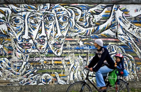 AIS-F-BPU133-0000 - Faces, Graffiti and Wall Art on the Wall, shot down from the night of November 9, 1989, Berlin - Lucas Vallecillos / Iberfoto/Alinari Archives