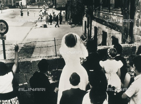 AIS-F-CSZ596-0000 - A married couple greets relatives from the wall in the Soviet sector, Berlin - Iberfoto/Alinari Archives