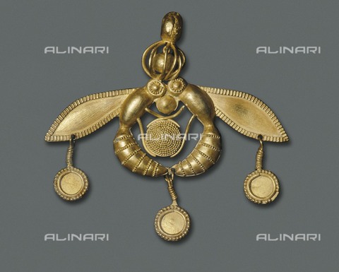 AIS-F-NEB836-0000 - Two bees with a honeycomb, gold pendant, from a tomb in Krysolakkos, near Mallia, Crete; Minoan art, Heraklion Archaeological Museum - Iberfoto/Alinari Archives