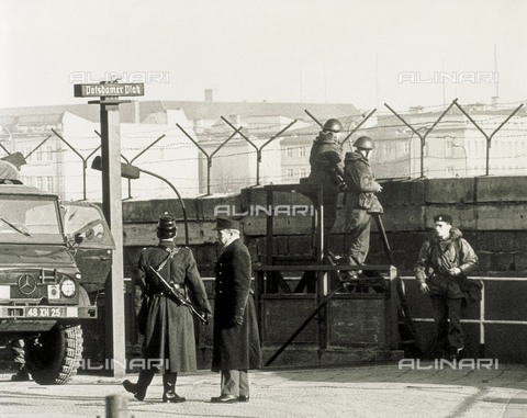 AIS-F-PVY482-0000 - The police in West Berlin guard the wall, Potsdam Square, Berlin - Iberfoto/Alinari Archives