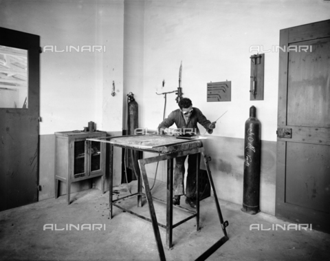 APA-F-008401-0000 - Operaio a lavoro nell'officina della casa automobilistica "Nazzaro" - Data dello scatto: 11/1920 - Archivi Alinari, Firenze
