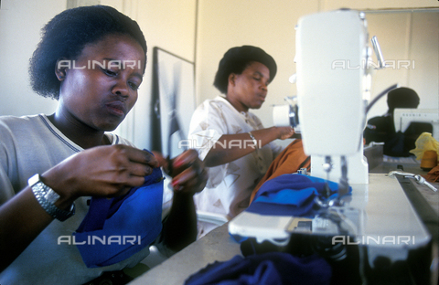 APN-F-016602-0000 - Un gruppo di donna al lavoro in una piccola impresa di Durban - Data dello scatto: 1996 - Paul Weinberg / Africamediaonline/Archivi Alinari, Firenze