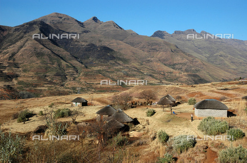 APN-F-026796-0000 - Lesotho 2004  Rural scenic shot of dwellings. housing.maluti MtnsGraeme Williams/South - South Photographs / Africamediaonline/Archivi Alinari, Firenze
