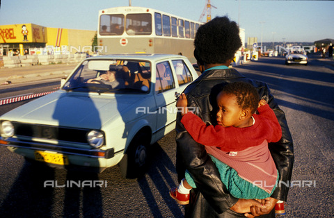 APN-F-026965-0000 - South Africa  Johannesburg  1990's: Commuters coming home from work. Transport  poverty  wealth  disparity  beggar  begging  childrenPhoto: Graeme Williams/South - South Photographs / Africamediaonline/Archivi Alinari, Firenze