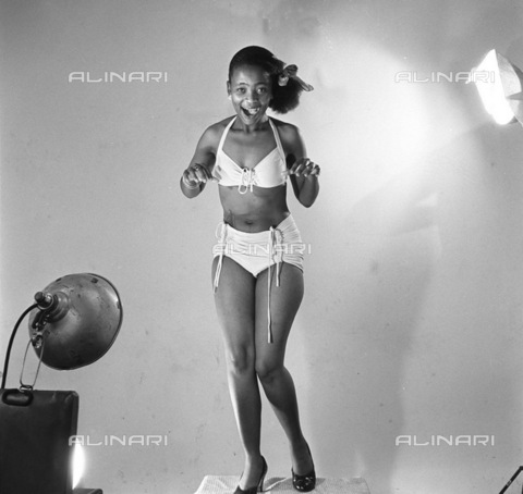 APN-F-116292-0000 - SAED: BEAUTIES: JUL1955 - Bertie Dlamini (Photograph by Jurgen Schaderberg © Baileys Archives) neg 270 Model - Baileys African History Archive / Africamediaonline/Archivi Alinari, Firenze