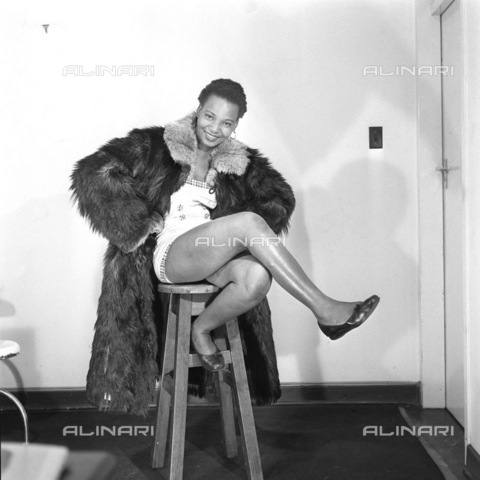 APN-F-116296-0000 - SAED: BEAUTIES: 1956 - Marlene Mafate - Model In Fur Coat - (Photograph by Drum Photographer © Baileys Archives) negT402 model - Baileys African History Archive / Africamediaonline/Archivi Alinari, Firenze