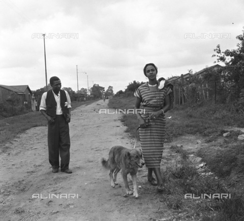 APN-F-116301-0000 - SAED: BEAUTIES: MAR1955 - Priscilla Mthimkulu - 20 year old Priscilla of Orlando and Drum's most popular cover-girl. (Photograph by Jurgen Schaderberg © Baileys Archives) neg 521 model, cover girl, fashion - Baileys African History Archive / Africamediaonline/Archivi Alinari, Firenze