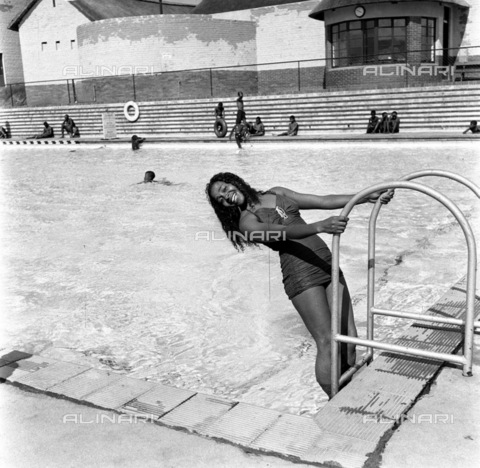 APN-F-116303-0000 - MAR1955 - Priscilla Mthimkulu - What Happened At The Orlando Swimming Bath When Priscilla Went For A Swim - Come in Its lovely and cool Priscilla is only one of thousands who enjoy Orlando's magnificent pool every week. (Photograph by Drum Photographerà© - Baileys African History Archive / Africamediaonline/Archivi Alinari, Firenze