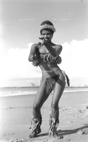 APN-F-116305-0000 - 1958:Irene Batchelor - The Girl Who Took Over -Irene Batchelor, the 27 year old Cape Town Beauty Queen, is the new sizzling, snake dancer in the 'folies' show. This sentimental blues singer, with a Marilyn-wiggle, was first chosen as a substitute for Dott - Baileys African History Archive / Africamediaonline/Archivi Alinari, Firenze