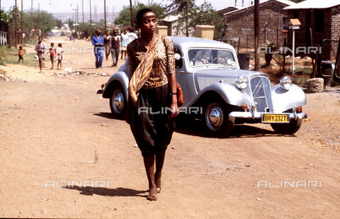 APN-F-116308-0000 - SAED: BEAUTY: PERSONALITY: 1970s - Millicent Mseleku - (Photograph by Drum Photographer © BAHA) Petr Magubane's car - Baileys African History Archive / Africamediaonline/Archivi Alinari, Firenze