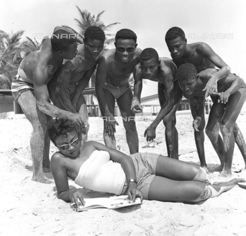 APN-F-116323-0000 - SAED:  BEAUTY - Barbara Hyde, West Africa (Photograph by Drum Photographer © Baileys Archives) - Baileys African History Archive / Africamediaonline/Archivi Alinari, Firenze