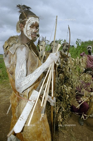 APN-F-253927-0000 - Gruppo di cacciatori Ogiek nella foresta della Rift Valley in Kenya - Data dello scatto: 13/02/2007 - Kaminju Antony / Africamediaonline/Archivi Alinari, Firenze