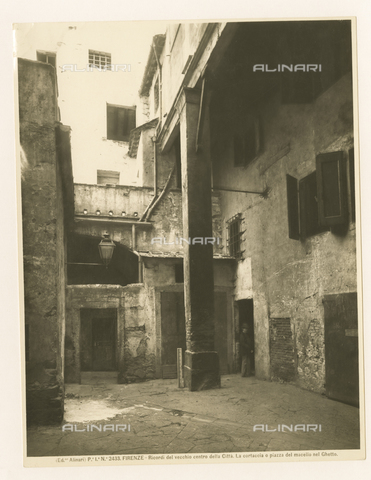 ARC-F-001303-0000 - The cortaccia or Piazza del Macello in the Ghetto, Florence, ca. 1880-1885, reproduction of the 1930s-40s by gelatin silver print - Date of photography: 1880-1885 ca. (riproduzione 1930-1940) - Alinari Archives, Florence
