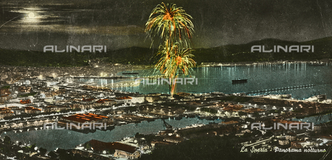 ARC-F-005719-0000 - Fuochi d'artificio nel porto di La Spezia - Data dello scatto: 1960-1962 ca. - Archivi Alinari, Firenze