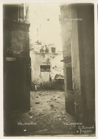 ARC-F-010159-0000 - The courtyard of the Torso di Mezzo in the Ghetto, Florence. Reproduction by gelatin silver print - Date of photography: 1880-1885 ca. - Alinari Archives, Florence
