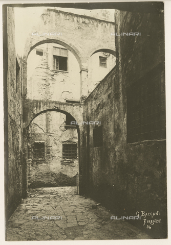 ARC-F-010212-0000 - The courtyard behind the Forni in the Ghetto, Florence. Reproduction by gelatin silver print - Date of photography: 1880-1885 ca. - Alinari Archives, Florence