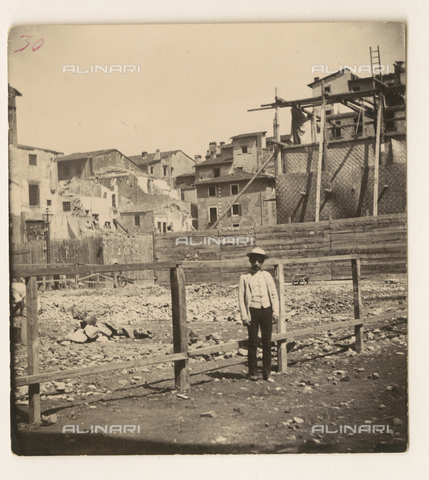 ARC-F-010400-0000 - Child photographed in Piazza del Mercato Vecchio during the demolition of the Ghetto, Florence - Date of photography: 1888 ca. - Alinari Archives, Florence