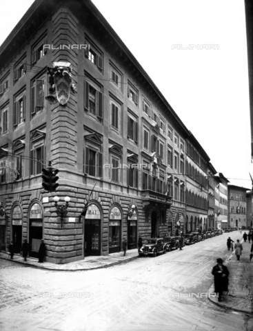 ARC-F-010745-0000 - Palazzo Viviani della Robbia con il Caffè-Pasticceria Giacosa, Via Tornabuoni, Firenze - Data dello scatto: 1900-1910 ca. - Archivi Alinari, Firenze