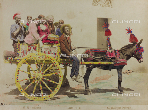 AVQ-A-000003-0010 - Un gruppo di persone su un carretto siciliano trainato da un asino, Palermo - Data dello scatto: 1880-1890 - Archivi Alinari, Firenze