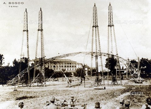 AVQ-A-000009-0001 - Initial phase in the trial assembly of a hangar for dirigibles during World War I - Date of photography: 06/1916 - Alinari Archives, Florence