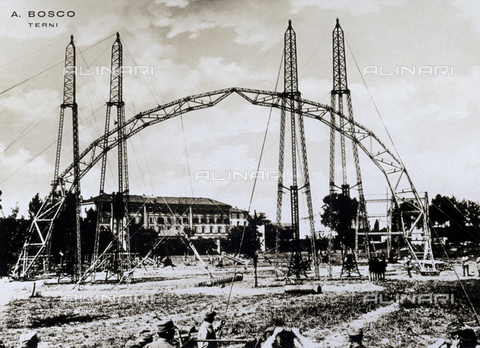 AVQ-A-000009-0002 - Phase in the assembling of a hangar for dirigibles during World War I - Date of photography: 06/1916 - Alinari Archives, Florence