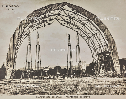 AVQ-A-000009-0005 - Phase in assembling a hangar for dirigibles during World War I - Date of photography: 06/1916 - Alinari Archives, Florence