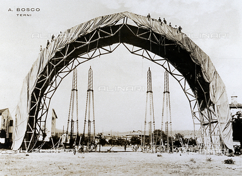 AVQ-A-000009-0006 - Advanced phase in assembling a hangar for dirigibles during World War I - Date of photography: 06/1916 - Alinari Archives, Florence