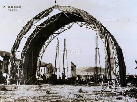 AVQ-A-000009-0007 - Advanced phase in assembling a hangar for dirigibles during World War I - Date of photography: 06/1916 - Alinari Archives, Florence