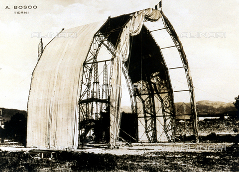 AVQ-A-000009-0008 - Advanced phase in assembling a hangar for dirigibles during World War I - Date of photography: 06/1916 - Alinari Archives, Florence