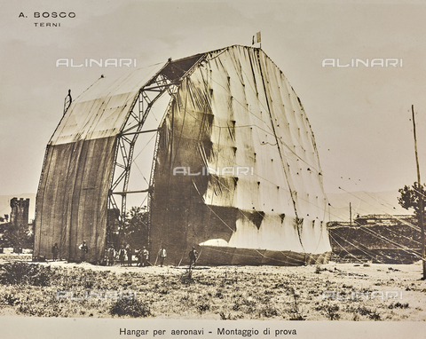 AVQ-A-000009-0009 - Advanced phase in assembling a hangar for dirigibles during World War I - Date of photography: 06/1916 - Alinari Archives, Florence