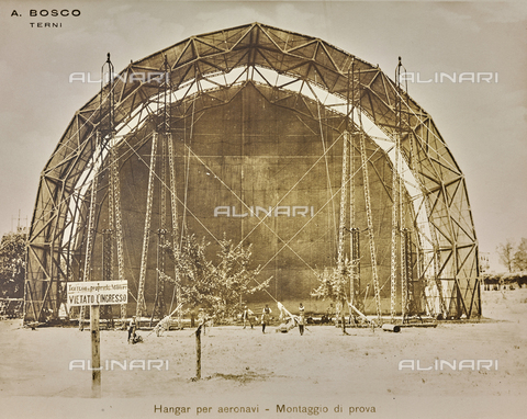 AVQ-A-000009-0010 - Terminal phase in assembling a hangar for dirigibles during World War I - Date of photography: 06/1916 - Alinari Archives, Florence