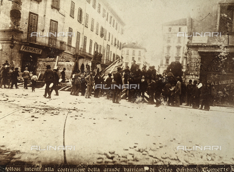 AVQ-A-000024-0003 - Tumulti di Milano del 6-9 maggio 1898: il popolo in rivolta costruisce la grande barricata di Corso Garibaldi - Data dello scatto: 06-09/05/1898 - Archivi Alinari, Firenze