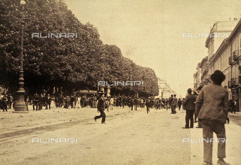 AVQ-A-000024-0006 - Tumulti di Milano del 6-9 maggio 1898: il popolo invade Corso Venezia per costruire una barricata - Data dello scatto: 06-09/05/1898 - Archivi Alinari, Firenze